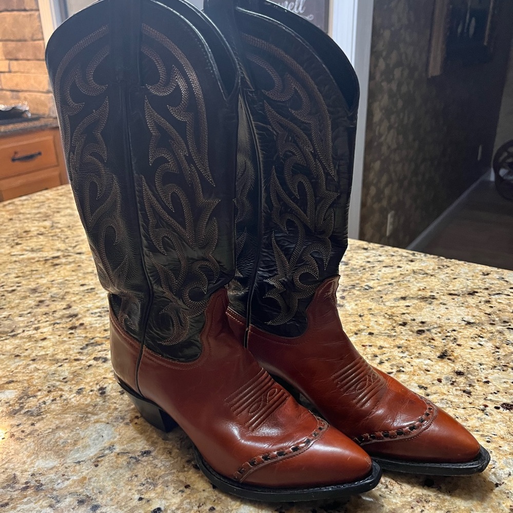 Tony Lama leather cowboy boots, women’s size 6